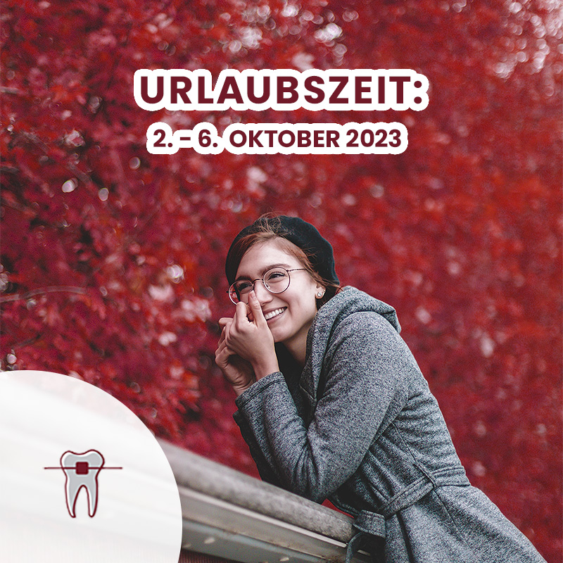 Frau lächelt, Herbstlaub, Urlaub Praxis Herbst 2023