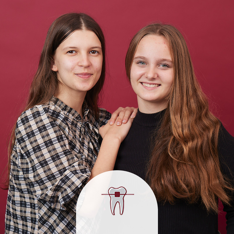 Freundinnen, feste Zahnspange oder Aligner, gerade und gesunde Zähne