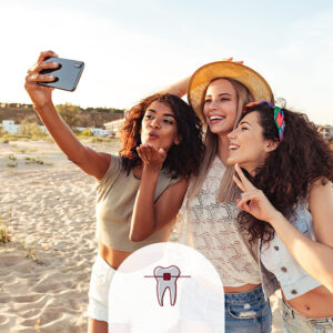 Freundinnen auf Reisen, Selfie am Strand