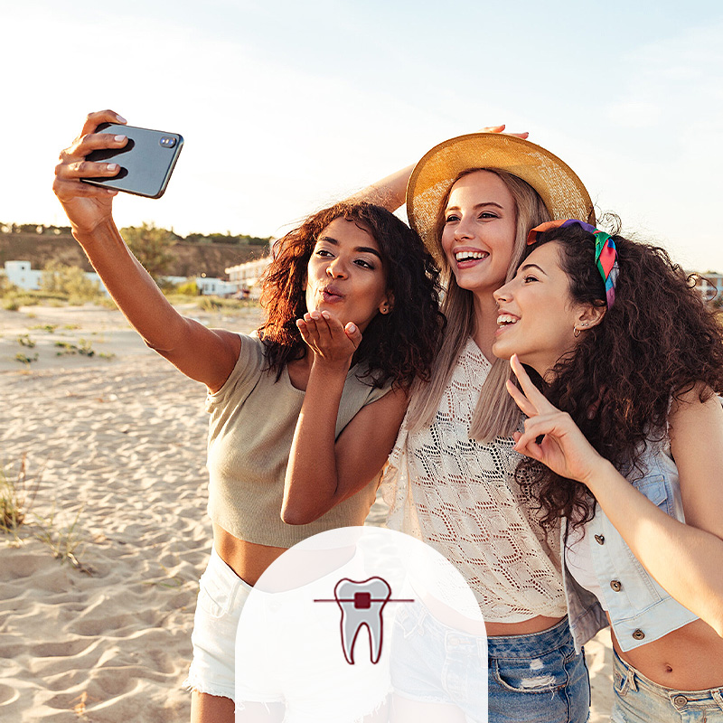 Freundinnen auf Reisen, Selfie am Strand