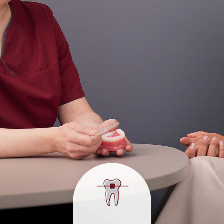 Frau Dr. Gedigk berät eine Patientin zu Alignern