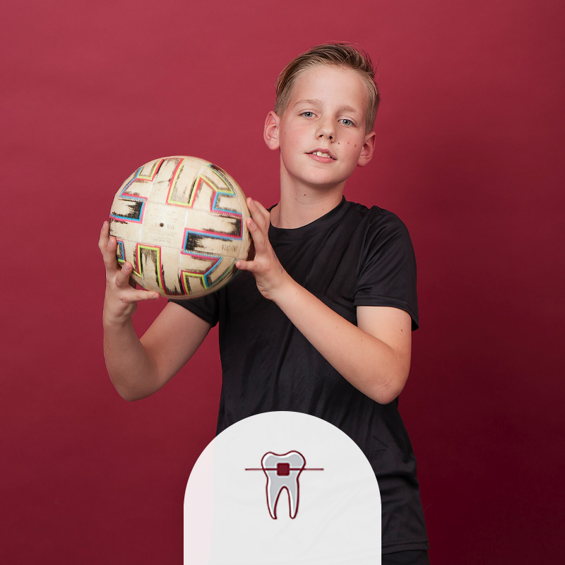 Junge mit Fußball, Thema Bewegung