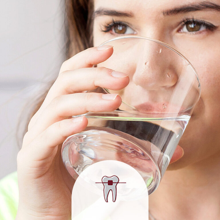 Frau trinkt Wasser, Tag der Zahngesundheit, Thema Speichel
