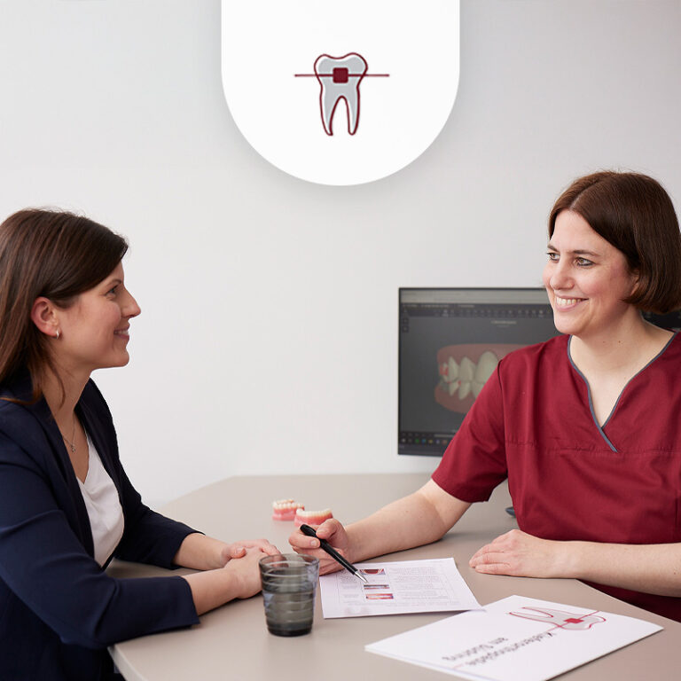 Frau Dr. gedigk in der Beratung mit einer Patientin zu den Alignern