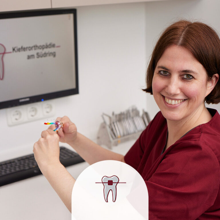 Dr. Gedigk arbeitet an einer losen Zahnspange