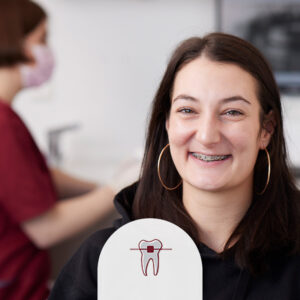 junge Frau mit fester Zahnspange, Praxis Dr. Gedigk