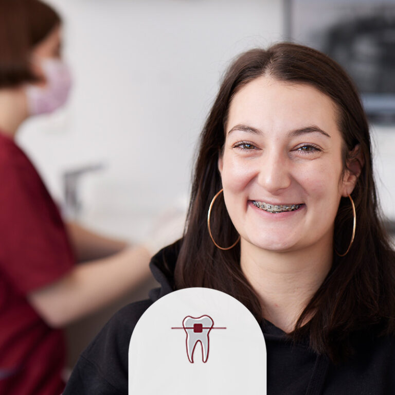 junge Frau mit fester Zahnspange, Praxis Dr. Gedigk