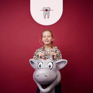 Mädchen und Praxis-Maskottchen Max