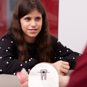 Mädchen mit fester Zahnspange