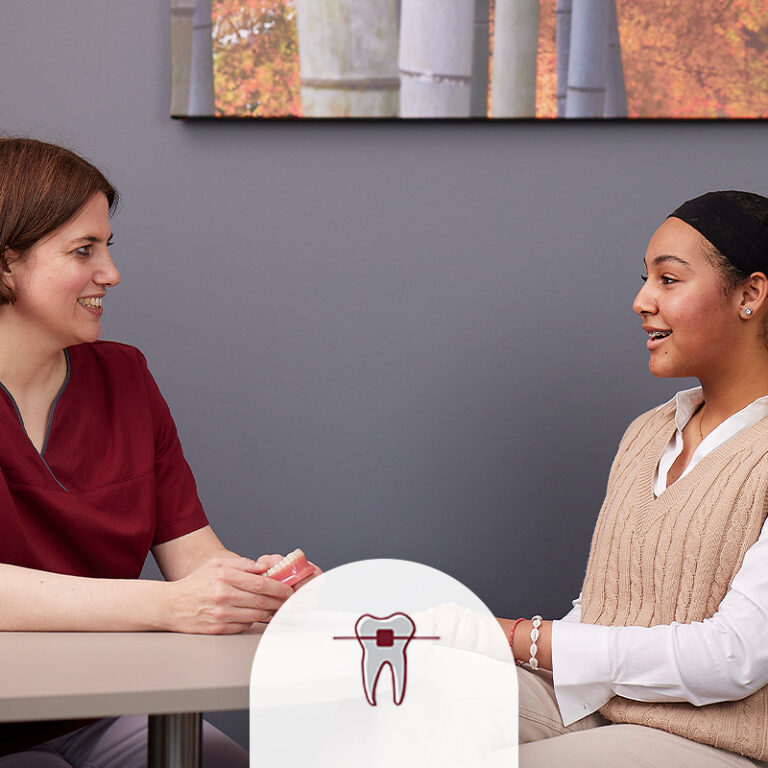 Frau Dr. Gedigk in der Beratung mit einer Patientin