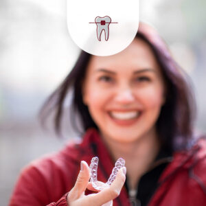 Frau unterwegs, hält Aligner in der Hand